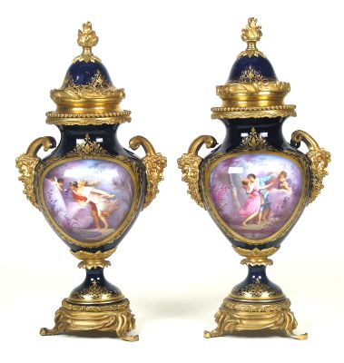 Paar Deckel-Prunkvasen, Frankreich, Ende 19. Jahrhundert, Porzellan