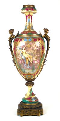 Hohe Prunkvase, Frankreich, Ende 19. Jahrhundert, Porzellan